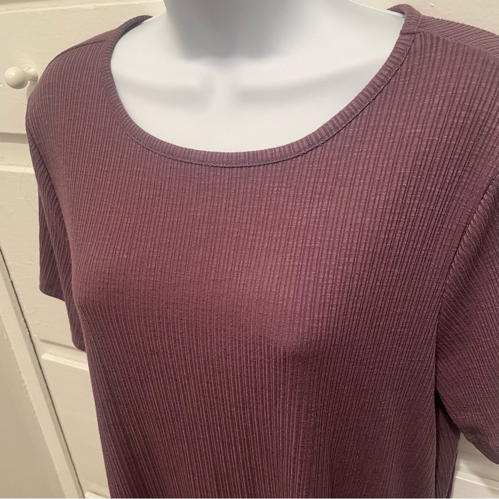 Old Navy light-plum / mauve ribbed scoop neck top. Soft & light. Great condition